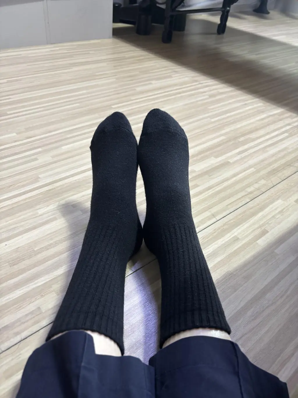 너무 도톰하고 느낌좋아서 배송받자마자 빨지도않고 신고나왔습니다 ㅋㅋㅋ!! 어그랑 같