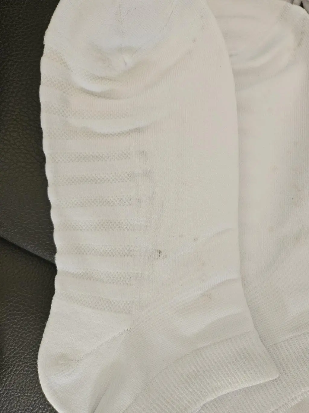 기대하고 받아보니 착용감 매우 좋습니다만 흰색양말에 한두컬레도 아니고 제법 오염된