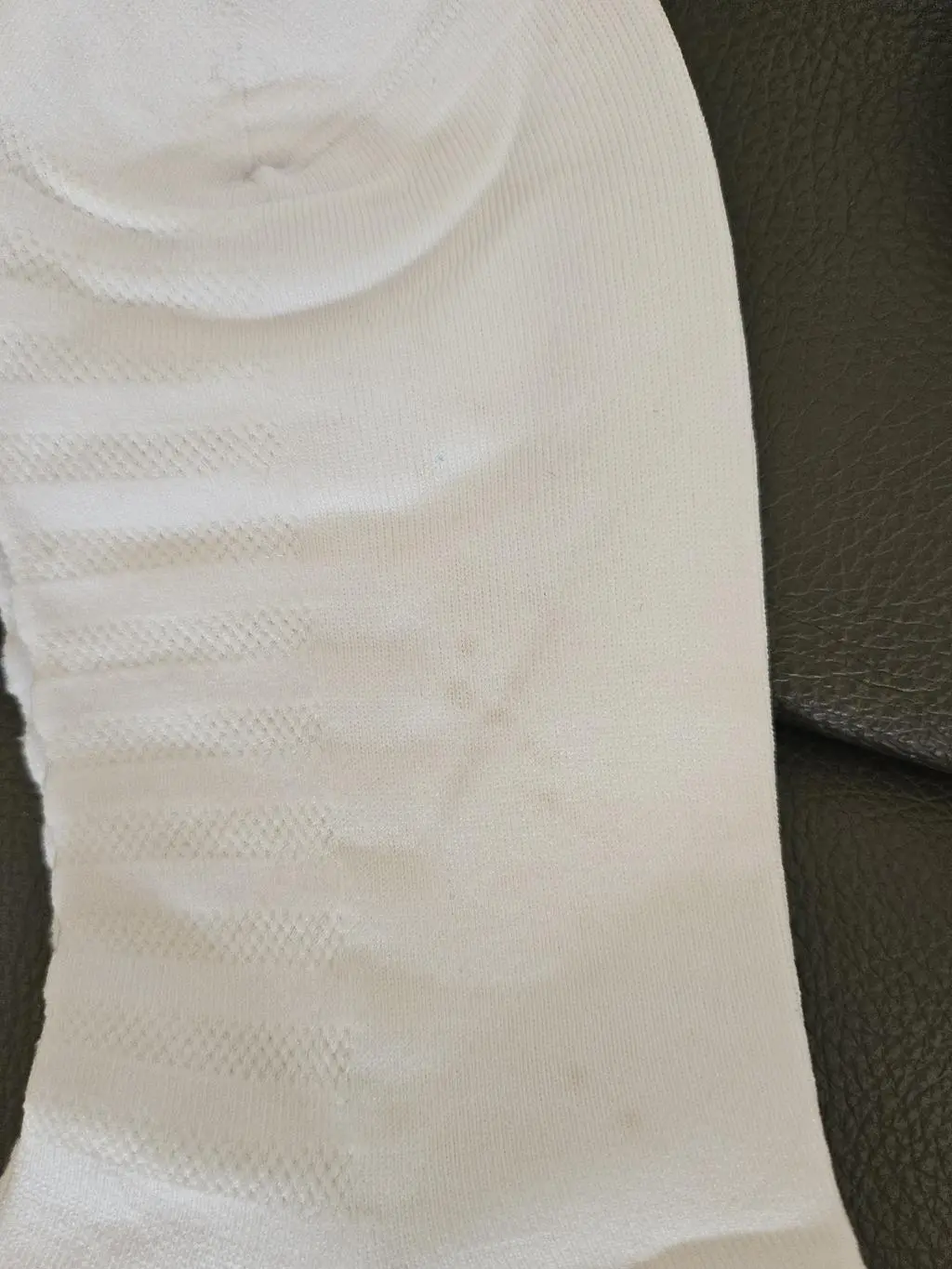 기대하고 받아보니 착용감 매우 좋습니다만 흰색양말에 한두컬레도 아니고 제법 오염된