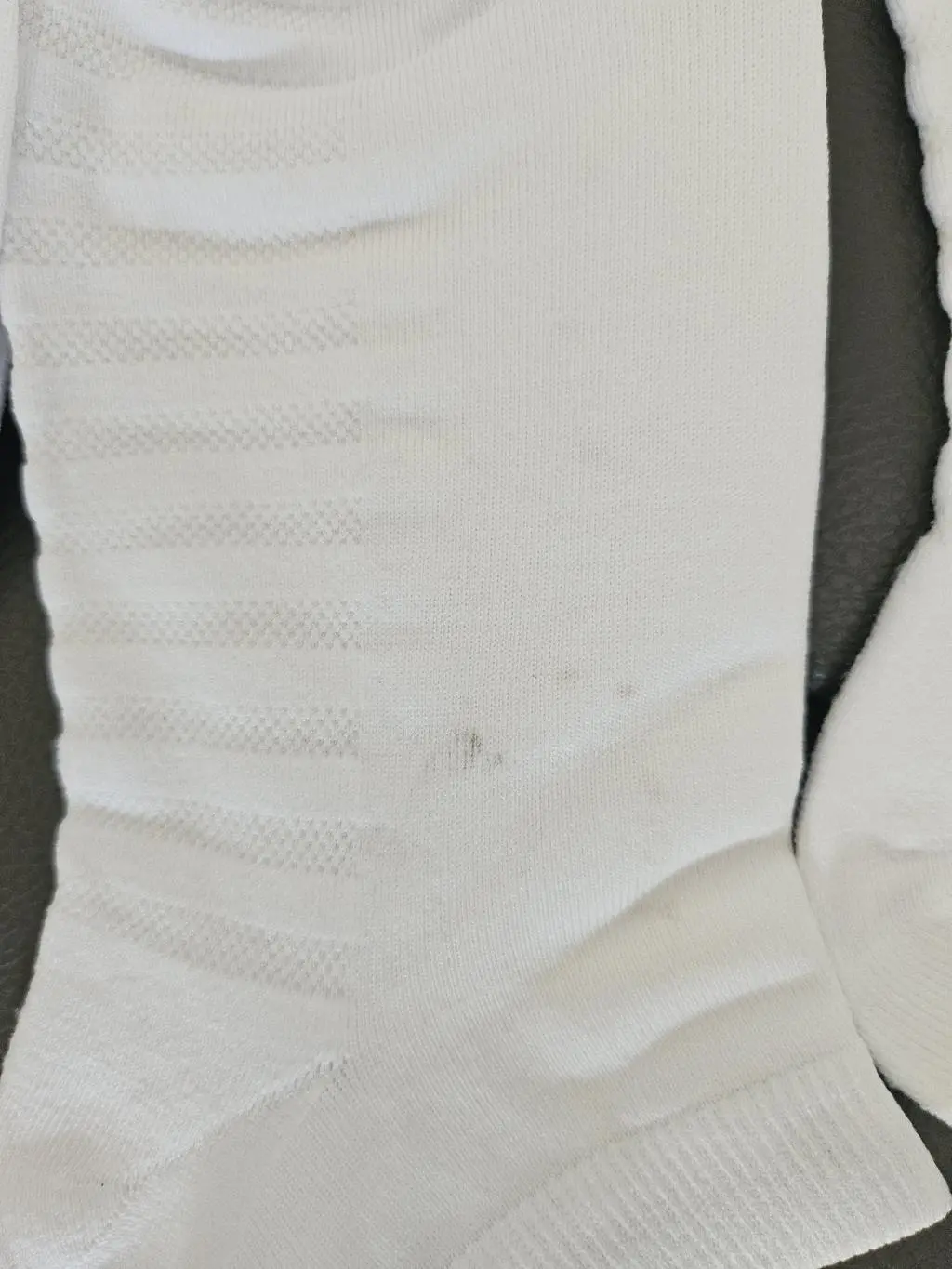 기대하고 받아보니 착용감 매우 좋습니다만 흰색양말에 한두컬레도 아니고 제법 오염된