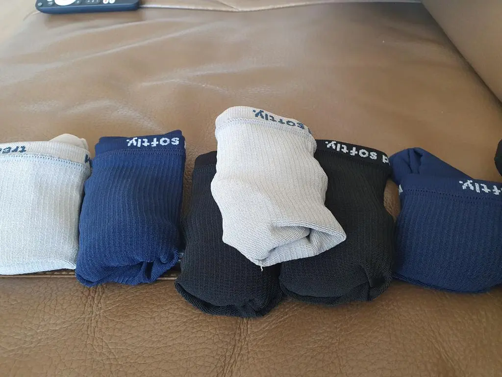 양말이 요즘 신기엔 얇은듯 해요 발 목의 잡아 주는 힘은 좋은것 같아요 색상이 골고루