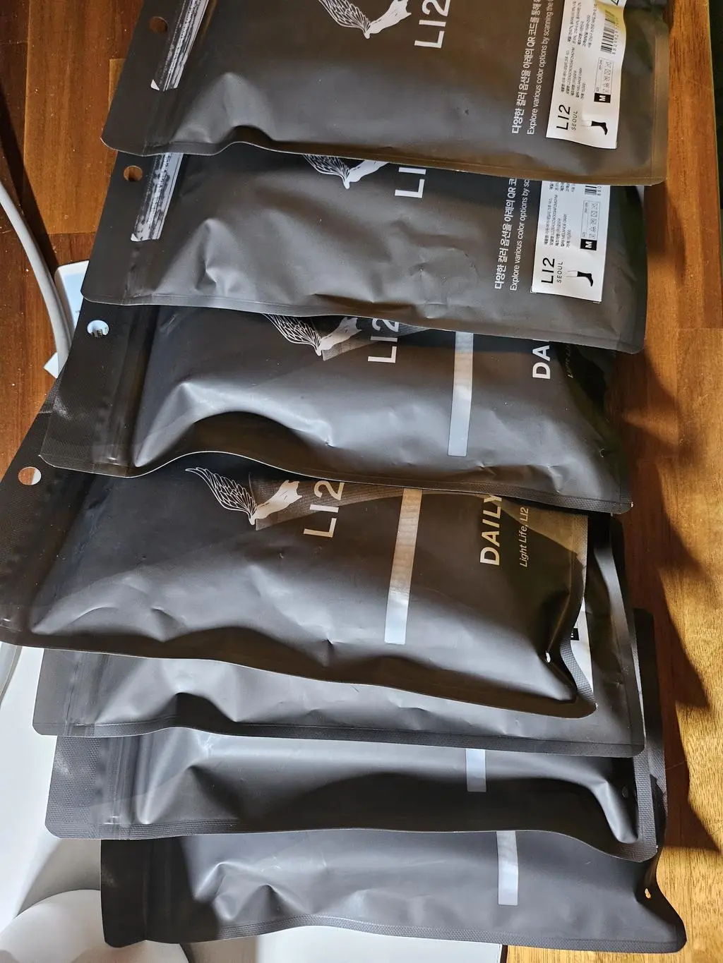 발바닥쿠션감이 좋네요  편하게 잘신고 있어요