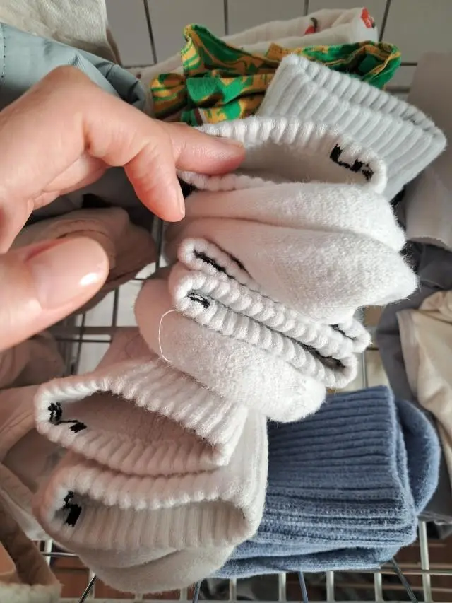 두껍지만 답답하지 않고 발목 조이지는 않지만 안정감있게 잡아주는 양말 찾기 생각보다