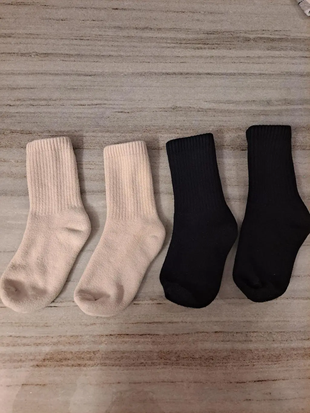 도톰하면서 감촉이 부드러우면서 따뜻해서 발시려움을 해결해 주네요.
