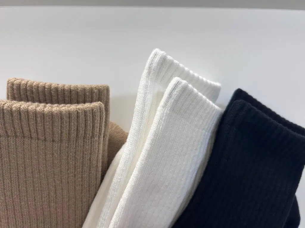 정말 폭신하네요!! 여름에도 발이 차고 땀이 많은 저에게 너무 딱이에요😁 색상 궁금 하