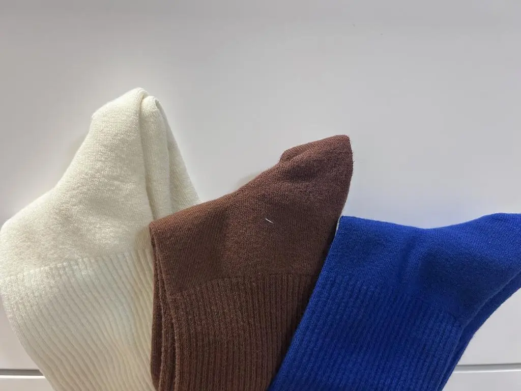 확실히 착용감이 너무 좋아요👍 부드러운 면이 단단하게 잡아주니 발이 편했어요😁 재주