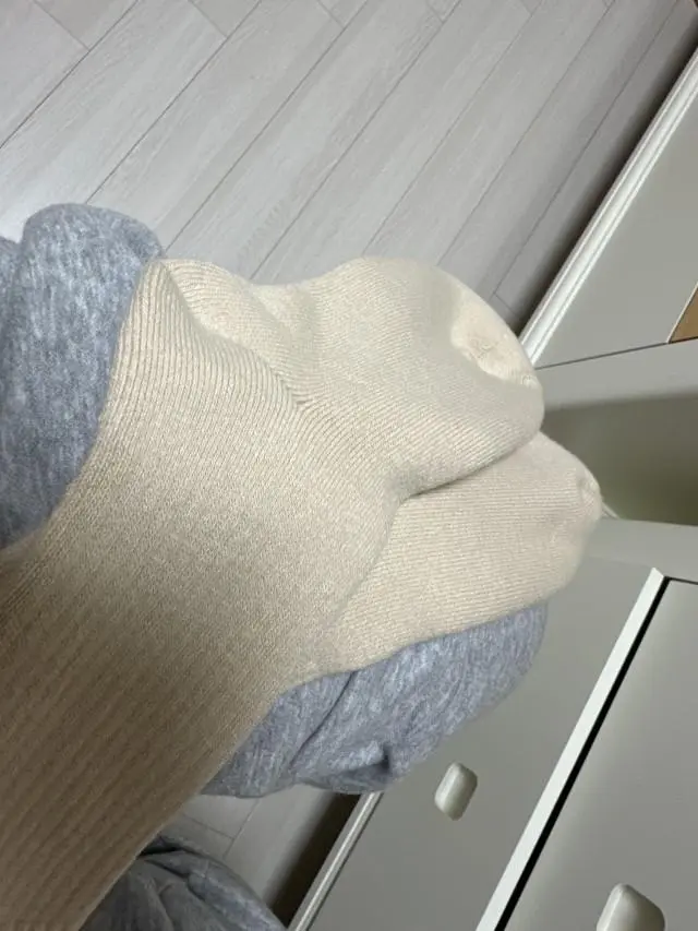 맨날 천오백원짜리 양말 신다가 도톰하고 질 좋은 양말 신으니.. 호강하는 것 같네요. 