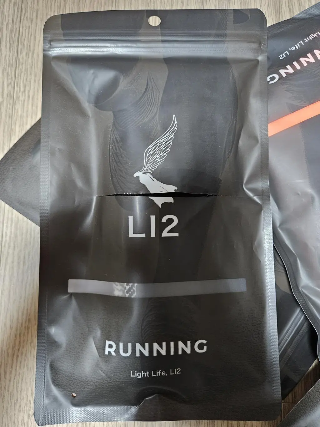 포장이 칼로 찢어진채로 왔네요. 교환품이나 불량품을 받은것 같습니다. 양말에 기스는