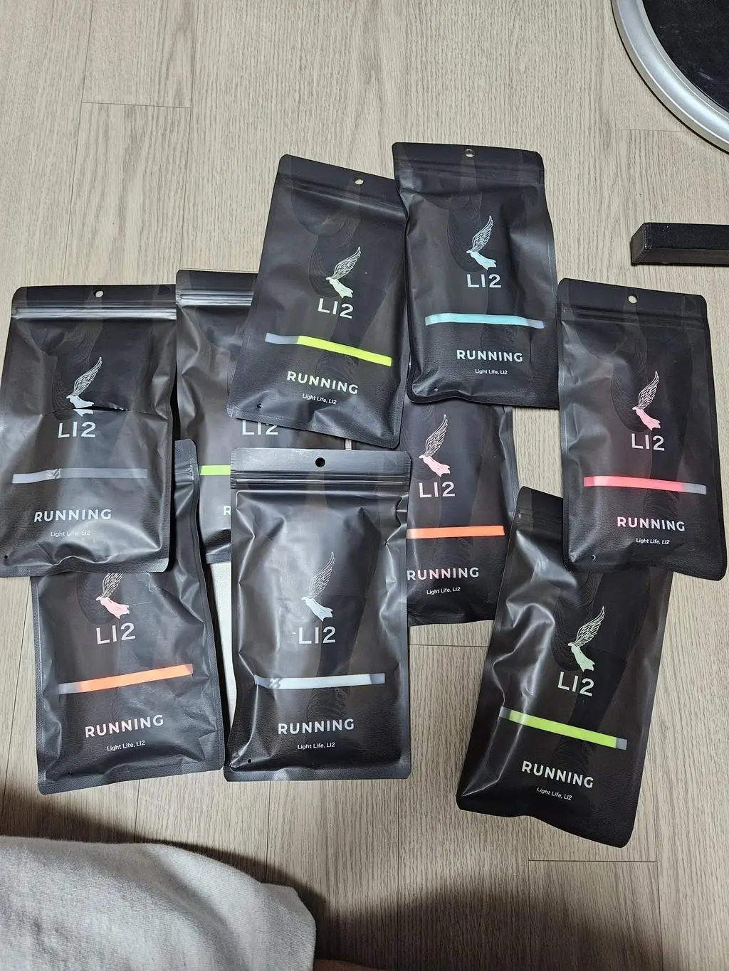 포장이 칼로 찢어진채로 왔네요. 교환품이나 불량품을 받은것 같습니다. 양말에 기스는