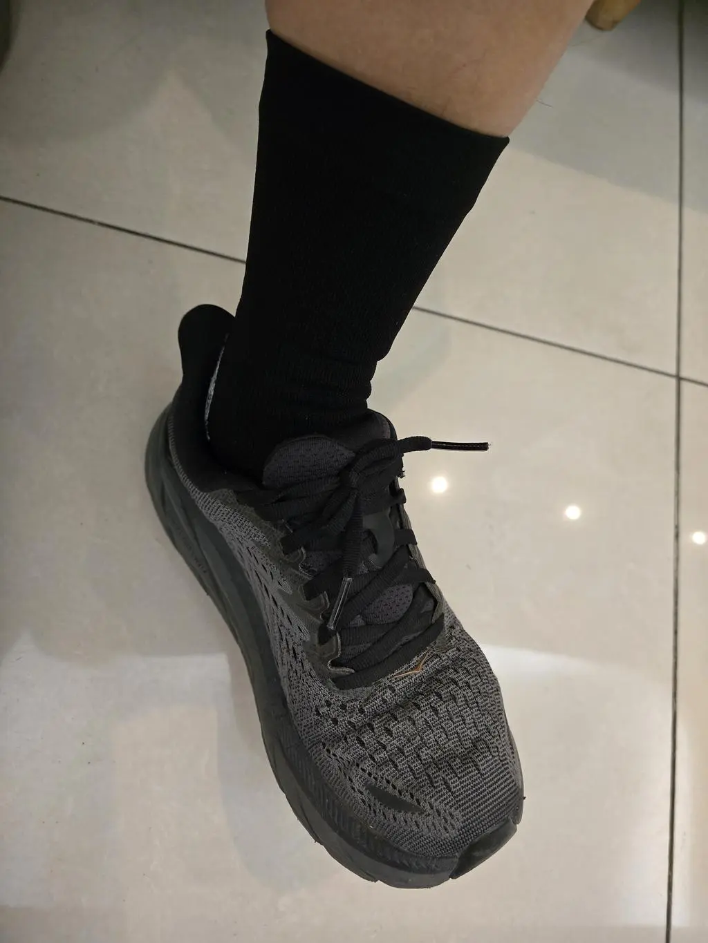 타 러닝양말과 비교했을때 천이 조금 빳빳한 느낌입니다. 대신 신었을때의 착용감은 좋