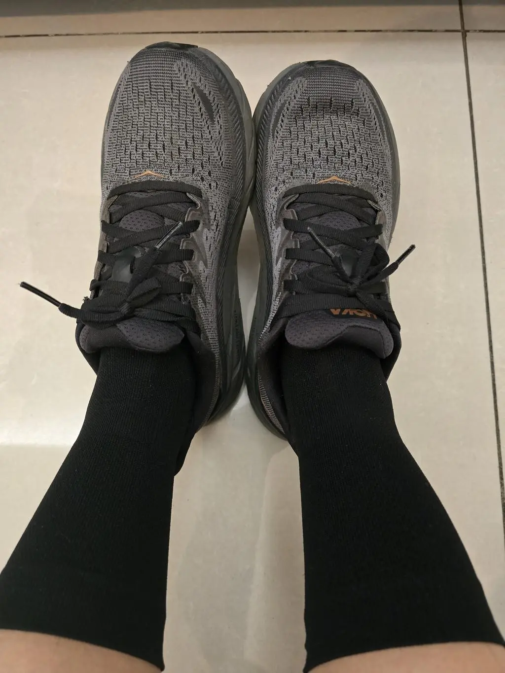 타 러닝양말과 비교했을때 천이 조금 빳빳한 느낌입니다. 대신 신었을때의 착용감은 좋