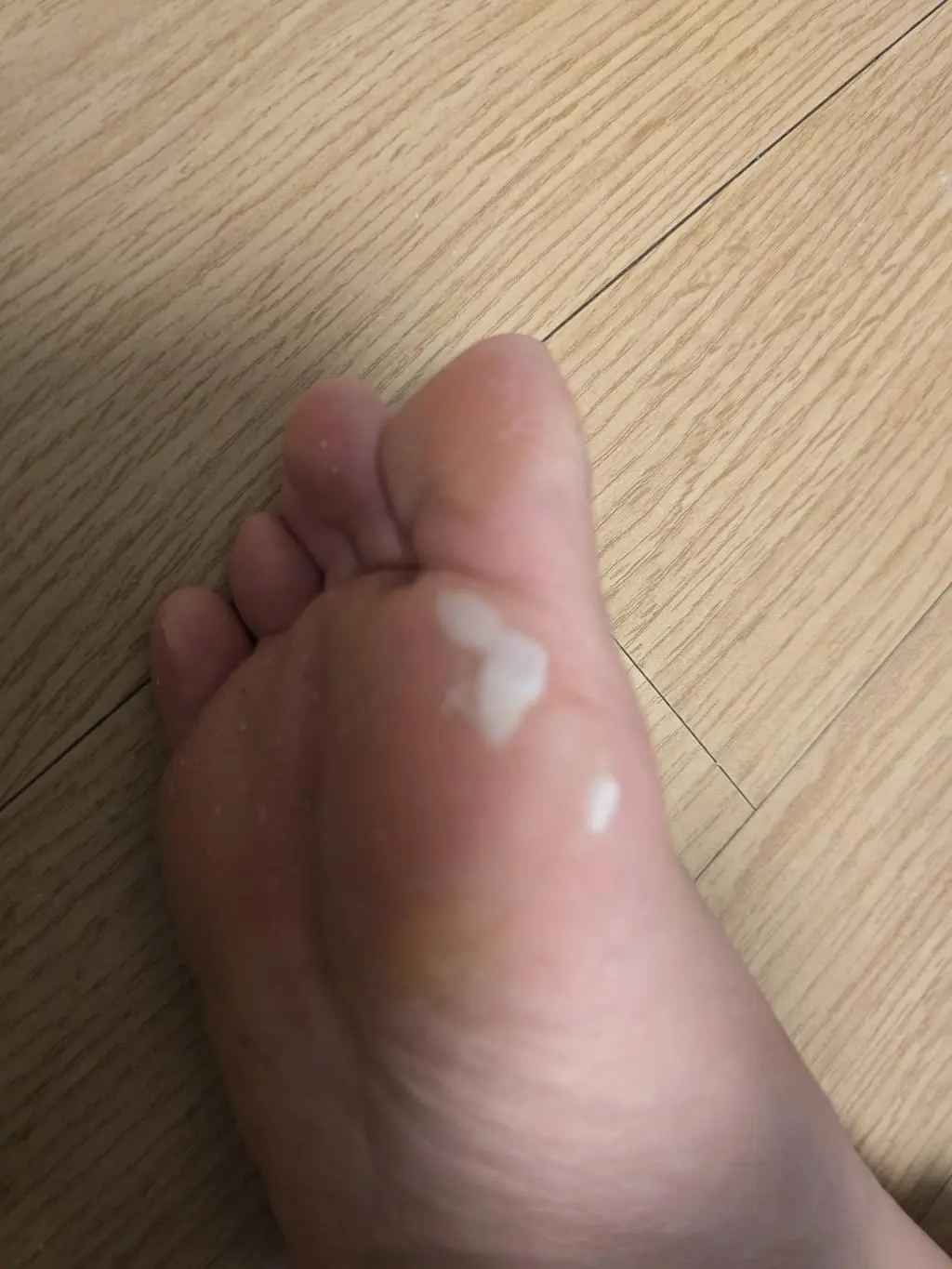 타 러닝양말과 비교했을때 천이 조금 빳빳한 느낌입니다. 대신 신었을때의 착용감은 좋