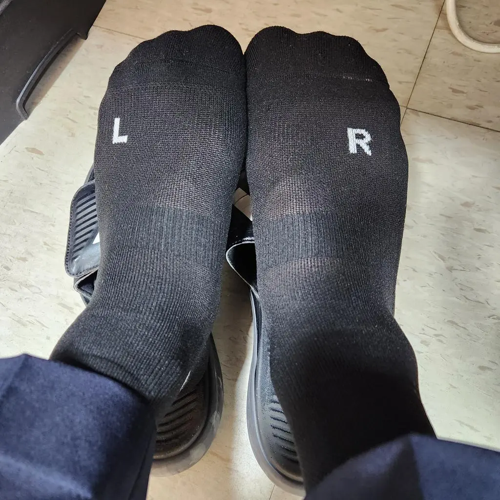 양말이 탄탄하게 발을 잡아 줍니다 
