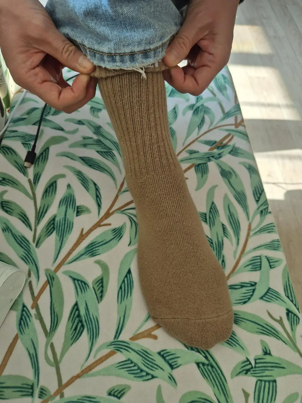 양말이 재질이 너무 좋아요 발을 확 잡아줘서 신으면 너무 편하고 좋습니다 또 구매할 