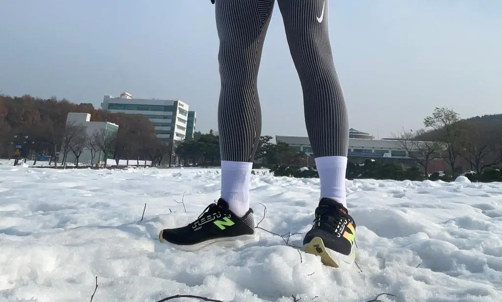 부드러우면서도 탄성이 좋아 착용감이 좋네요. 바닥면도 입체조직이라 추운날 장거리 달