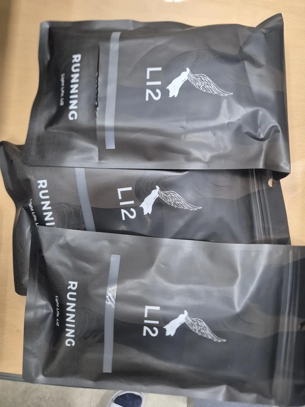 처음 상품을 받고 비닐봉투에  담겨서 왔는데 개봉해서 보니 사진처럼 안에 포장지가 찢