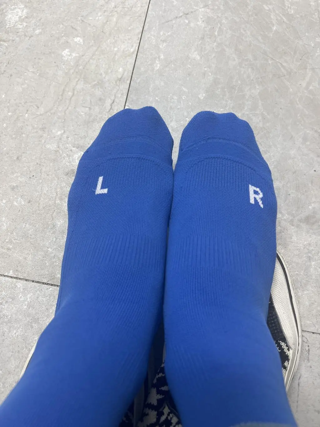 처음에 반긴반의햤고 , 처음 신았을 때 너무 조이는 듯해 잘못 샀나 각정했는데 확연하