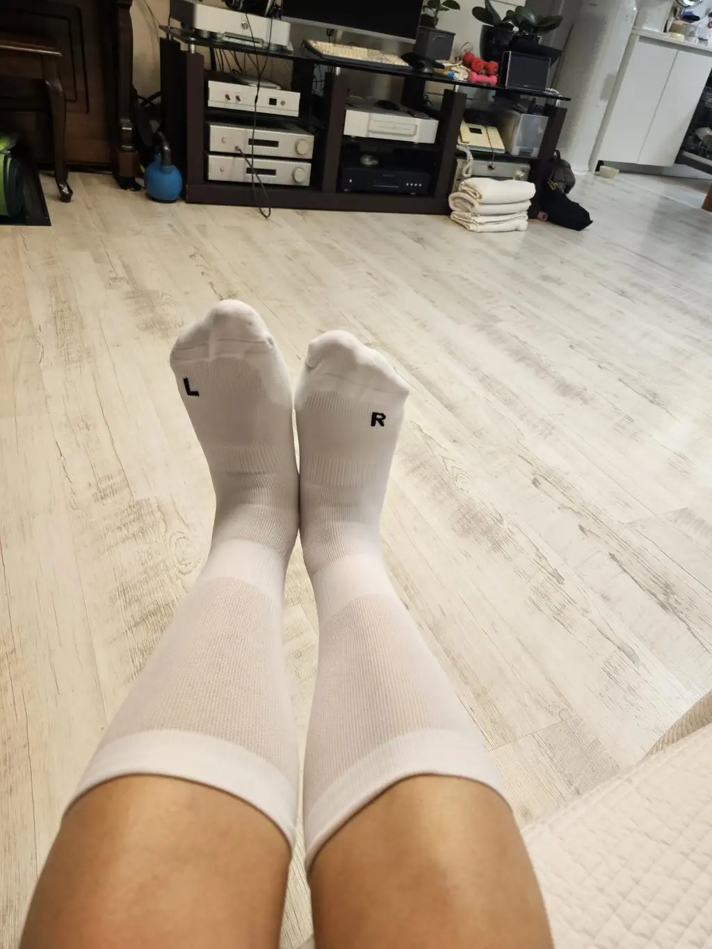 러닝양말 처음 사봅니다. 가격 좋고 신었을따 발에 밎춘듯 잘 밎습니다. 오른쪽 왼쪽 구