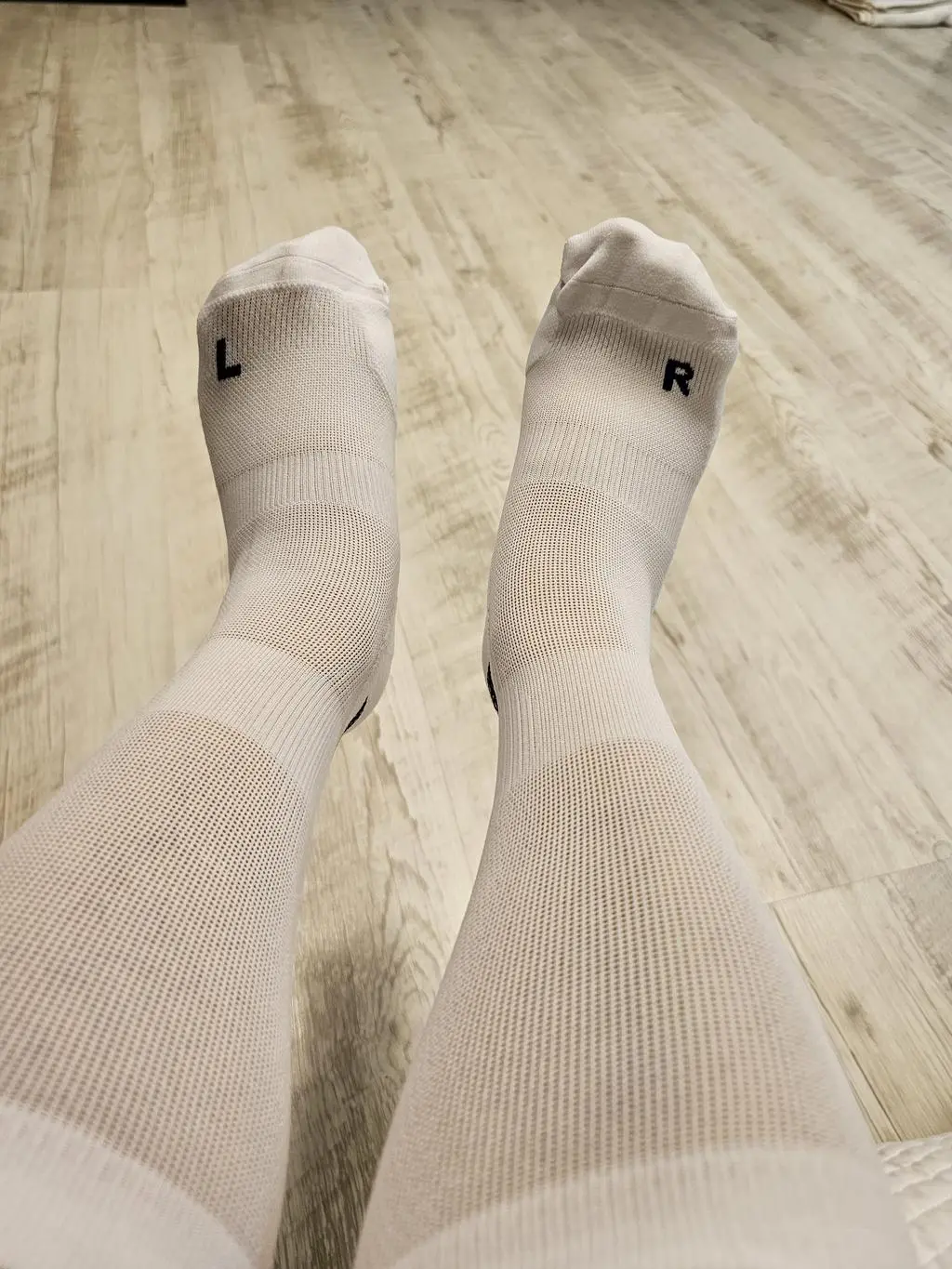 러닝양말 처음 사봅니다. 가격 좋고 신었을따 발에 밎춘듯 잘 밎습니다. 오른쪽 왼쪽 구