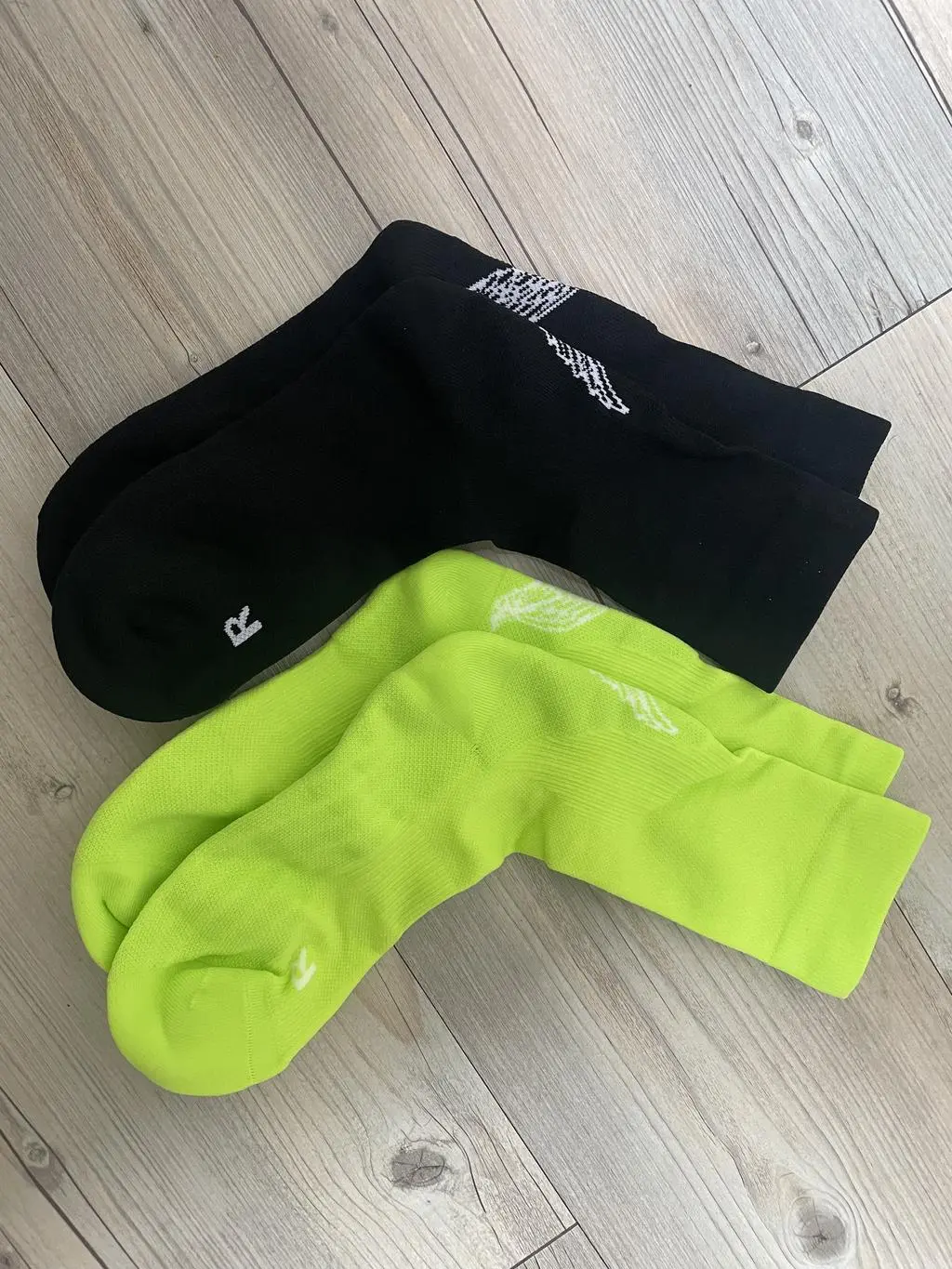 소재가 제가 원하던 소재라 블랙 윙 러닝 크루삭스 3세트를 구매했습니다. 
