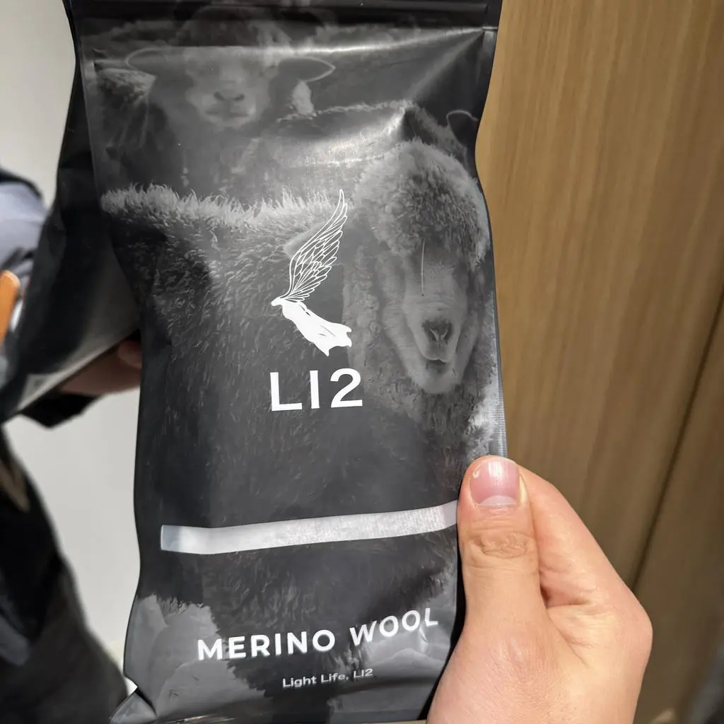 발이 차서 항상 고생했는데  신는 순간 따뜻함이 바로 느껴져요. 다른 색상도 구매할 예