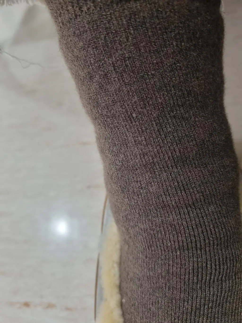 도톰하고 부들부들해요. 다른 양말들에 비해 발이 덜 시려요 