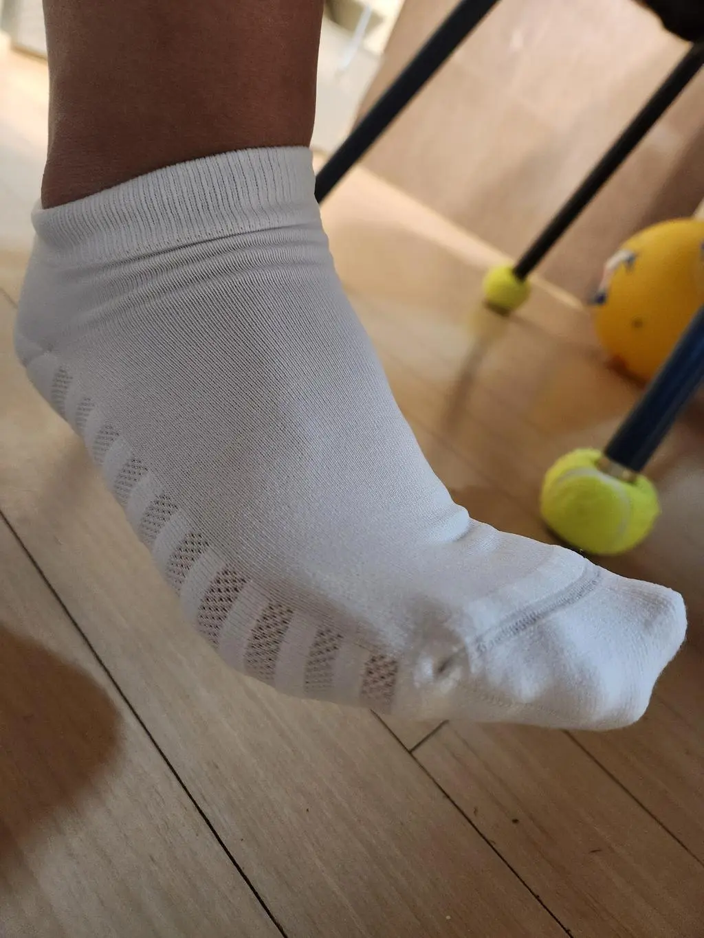 딸이 먼저 신어보고 느낌도 좋고 발냄새가 안나서 만족해서 더 구매했어요. 발바닥부분