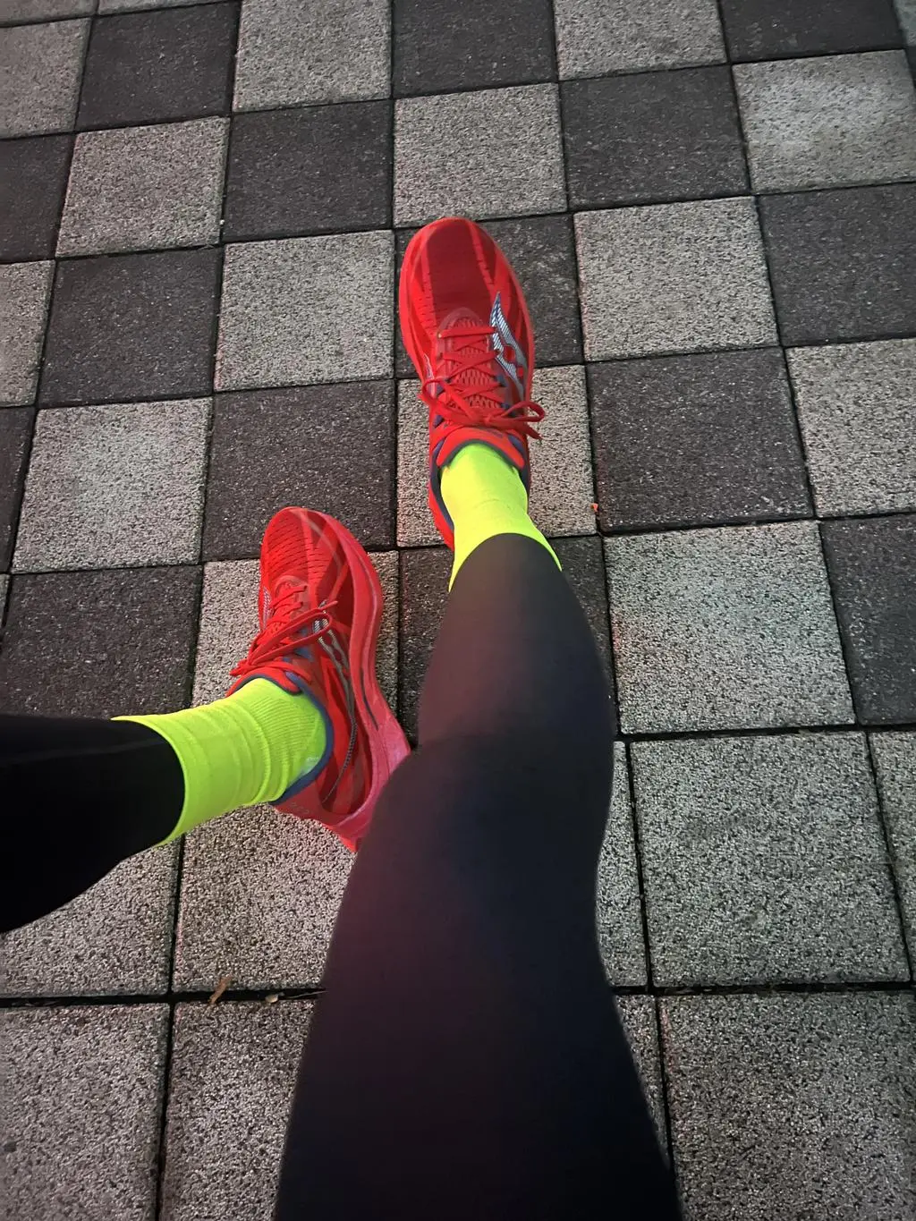 평소 컴포트양말을 신는데. 리투는 두께감이 생각보다 많이 얇네요~ 잡아주는 느낌은 좀