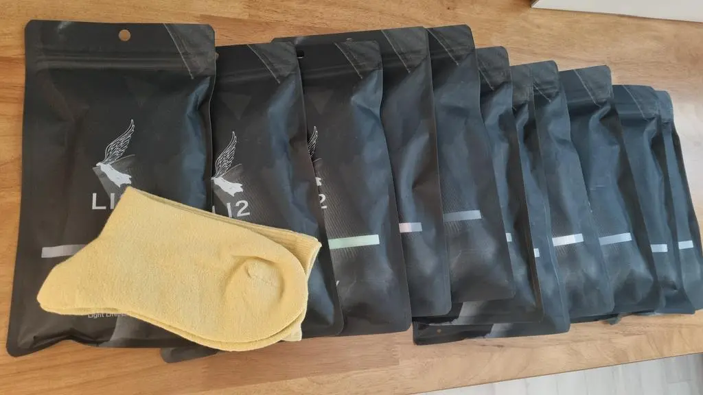 색상도 이쁘고 바닥도 도톰해서 폭신폭신해서 아주 잘 신고있어요..이번에 블프세일까지