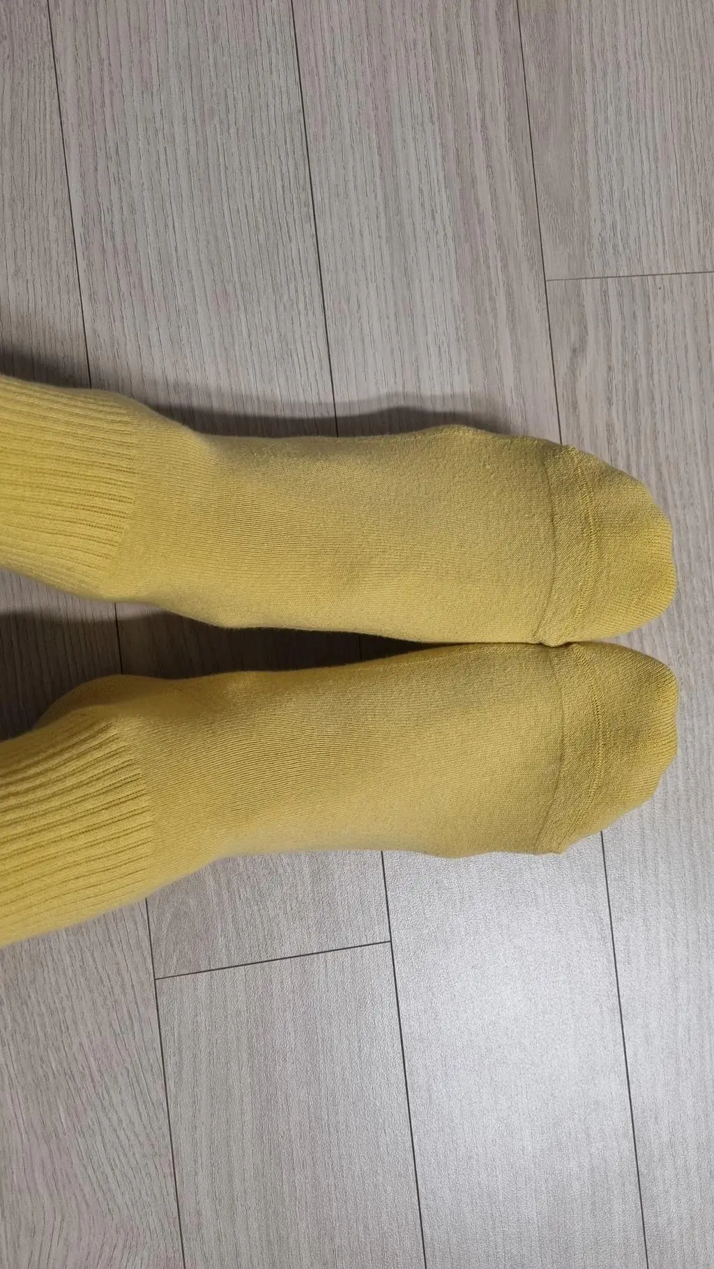 색상도 이쁘고 바닥도 도톰해서 폭신폭신해서 아주 잘 신고있어요..이번에 블프세일까지