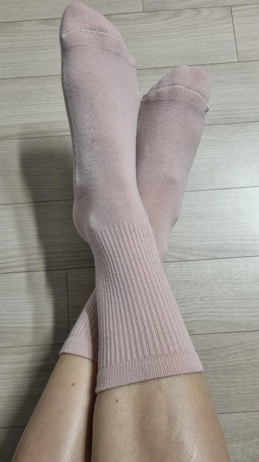 색상도 이쁘고 바닥도 도톰해서 폭신폭신해서 아주 잘 신고있어요..이번에 블프세일까지