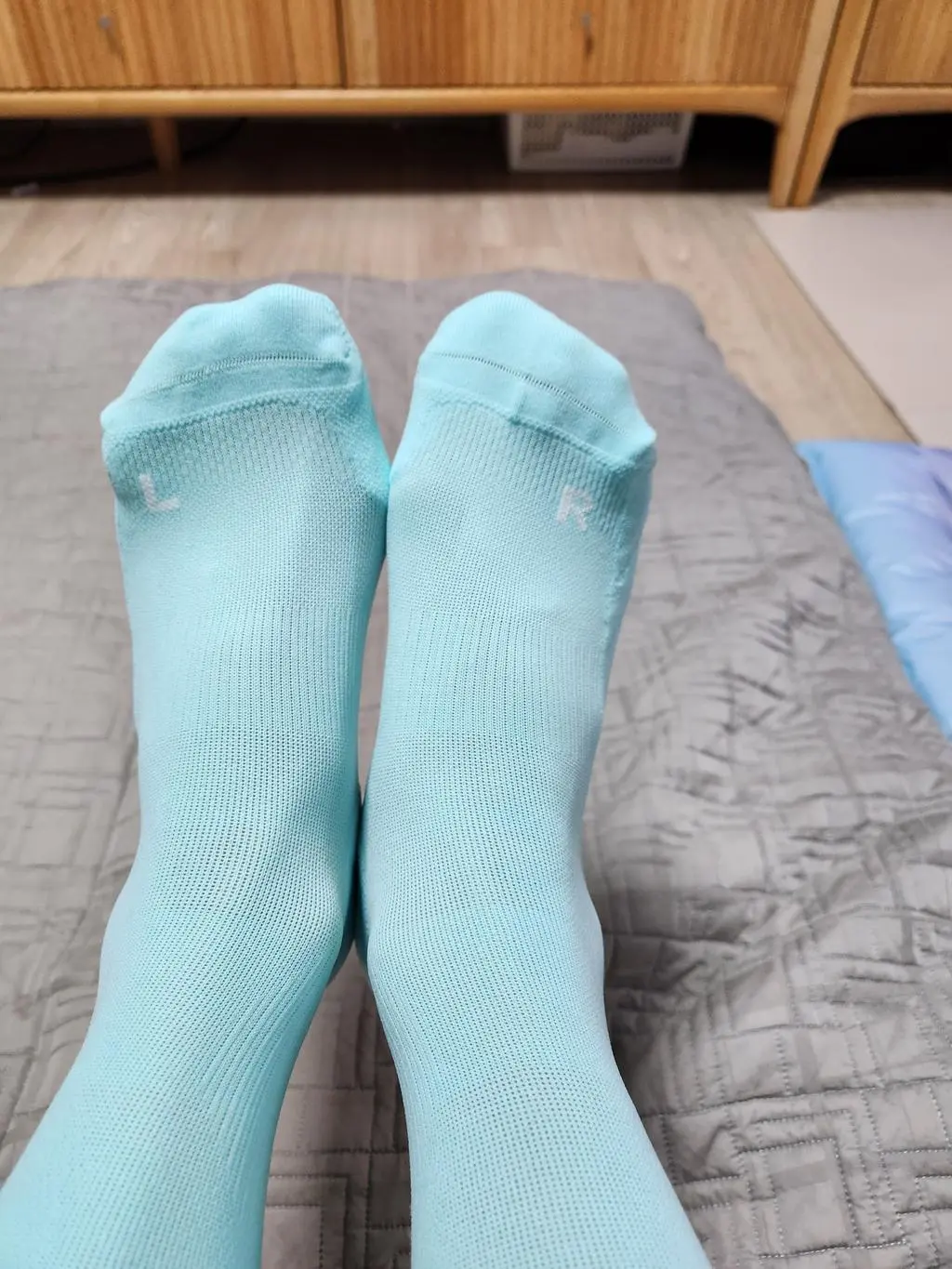 살다살다 54세에 이런 양말 처음 신어 보네요.
