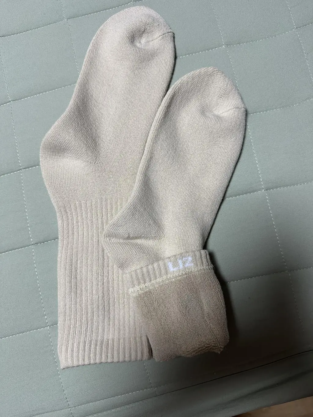 리투 양말은 처음 구매봅니다. 원단도 탄탄하고 겨울이 발이 찬 편이라 따뜻하게 신을수