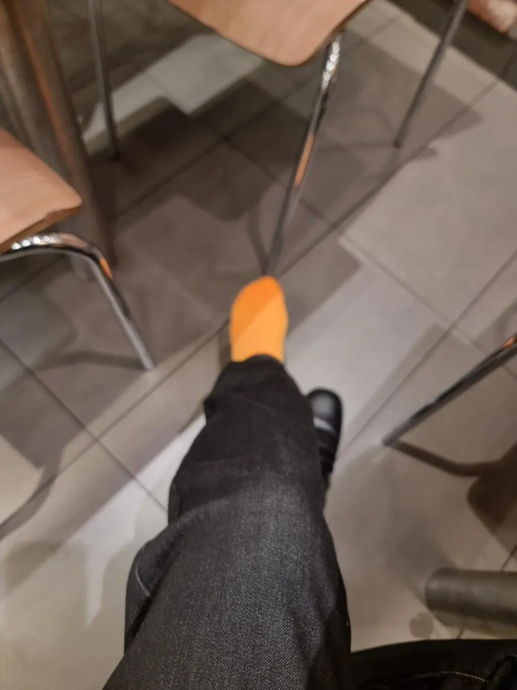 하루 7시간 정도 일어서서 많이 걷는 일을 하는데 
