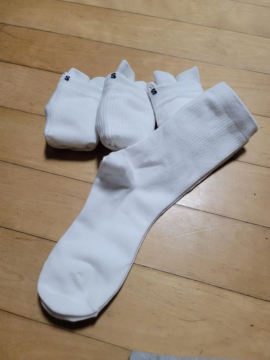 양말을 받자마자 정리하는 성격이라 포장지가 없어요. 포장이 꼼꼼하고 정리하기 쉽게 