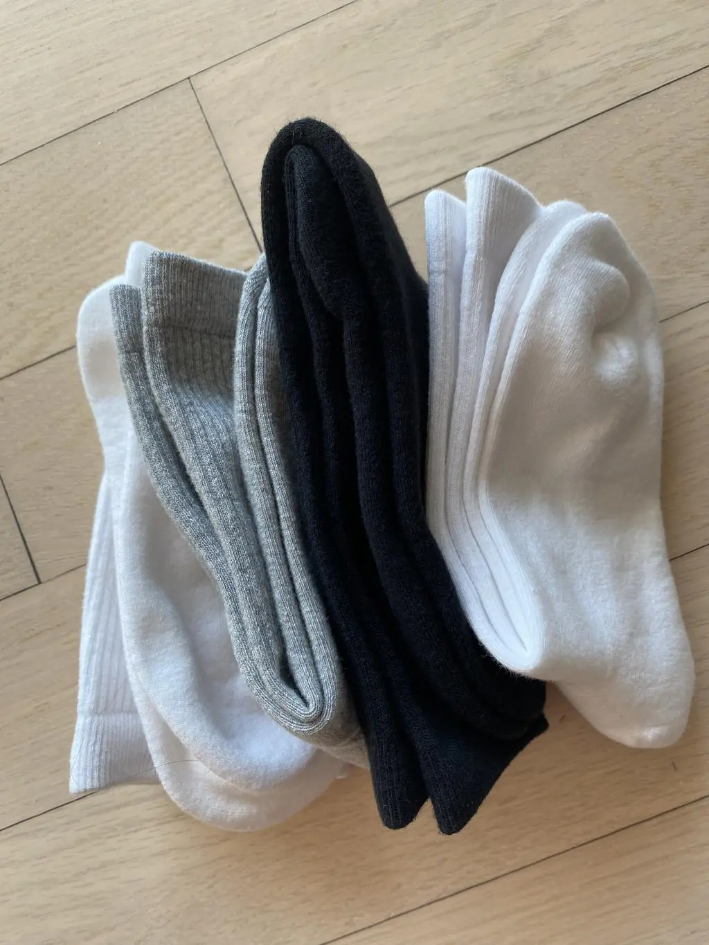 발을 포근하게 감싸는 느낌이 드는 양말이에요. 강력하게 추천해요