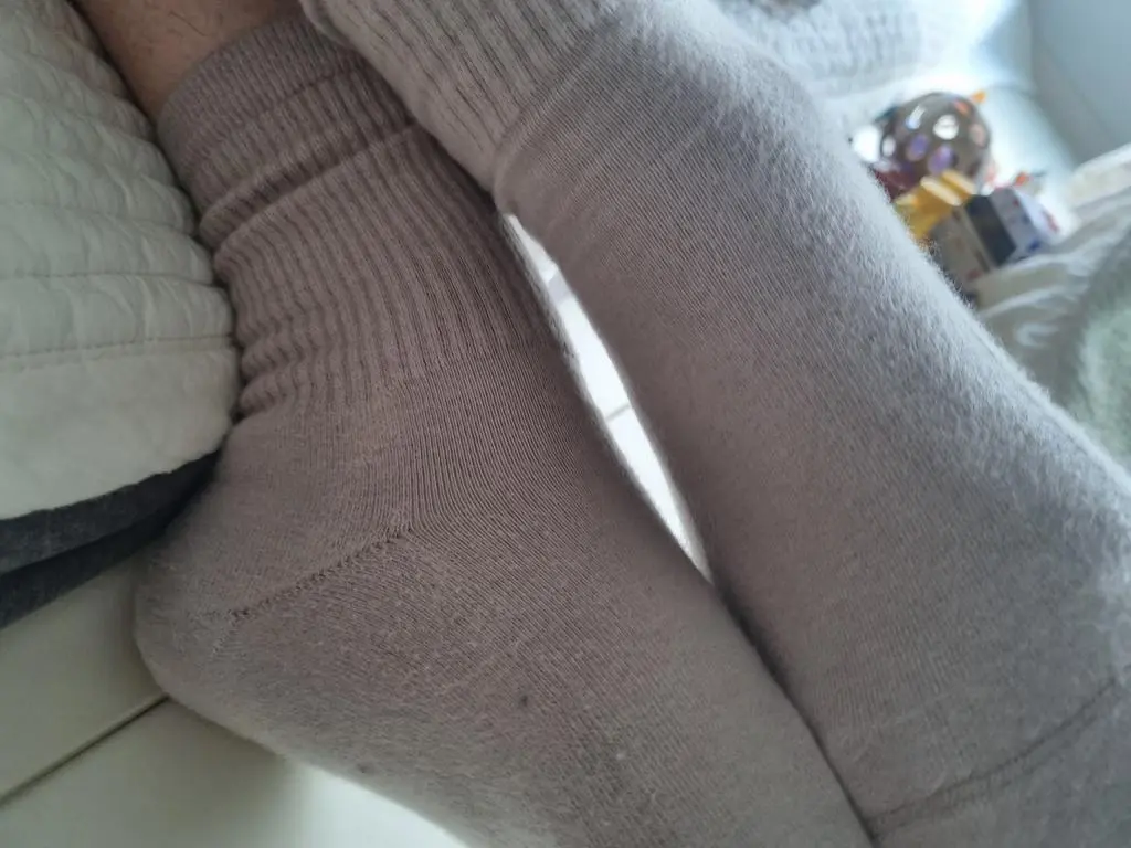 발에  감기듯 너무나 완벽한거같습니다. 맞춤제작한거처럼  편하네요. 집에서도  그냥 