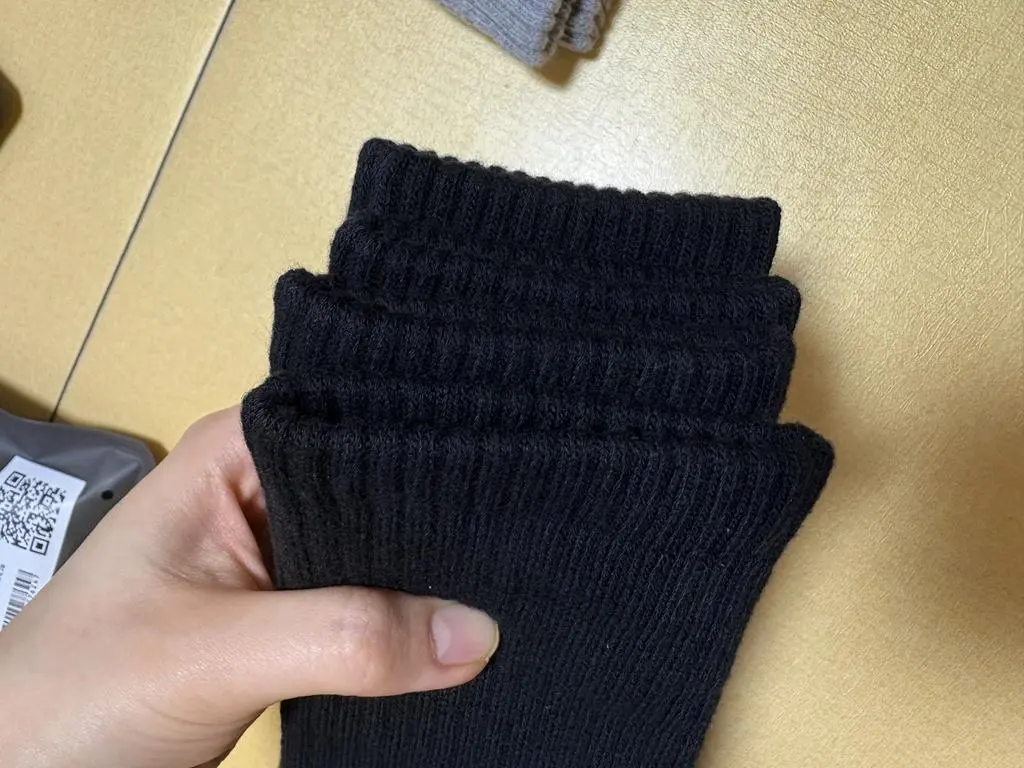 양말치곤 비싼편인데 길이가 다 짝짝이네요. 교환 해주신다했는데 귀찮아서 안했어요 ㅋ