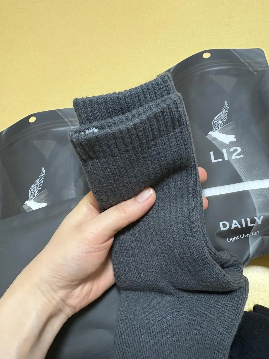 양말치곤 비싼편인데 길이가 다 짝짝이네요. 교환 해주신다했는데 귀찮아서 안했어요 ㅋ