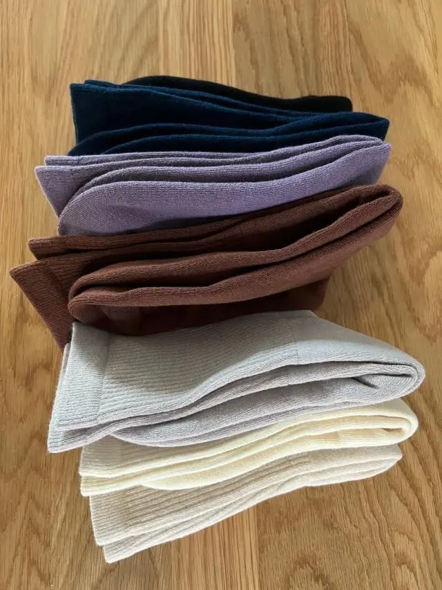 색도 예쁘고 짱짱하네요! 발바닥 부분이 도톰해서 발이 편할 것 같아요. 잘 신겠습니다