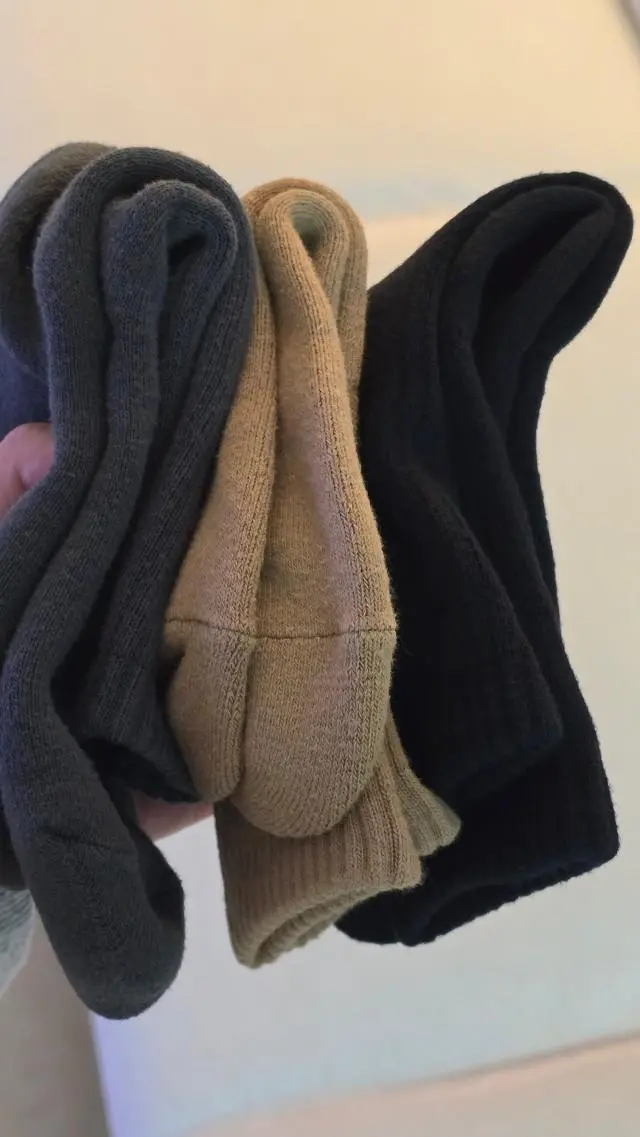 도톰하니 신었을때 퐁신 합니다~ 대신에 신발이 꽉맞는 애라면 안들어 갈꺼같아요~ 저는