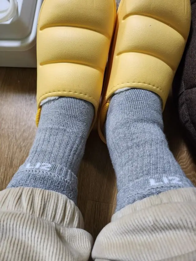 너무 만존해요.일할때도 집에서도 잘쓰고 있네요,정말 발이 시려 집에서도 양말 신고 있