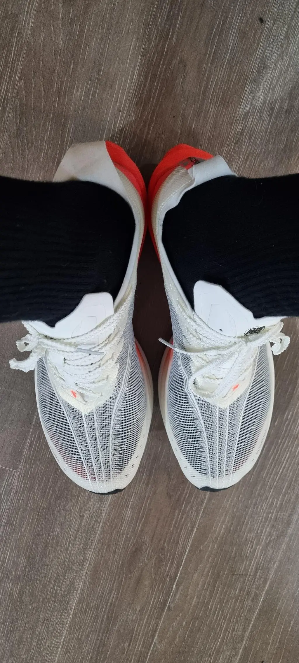 촉감이 보드럽고 좋네요. 신축성도 좋아서 신는데 한번에 쭉 신을수 있습니다. 정강이까