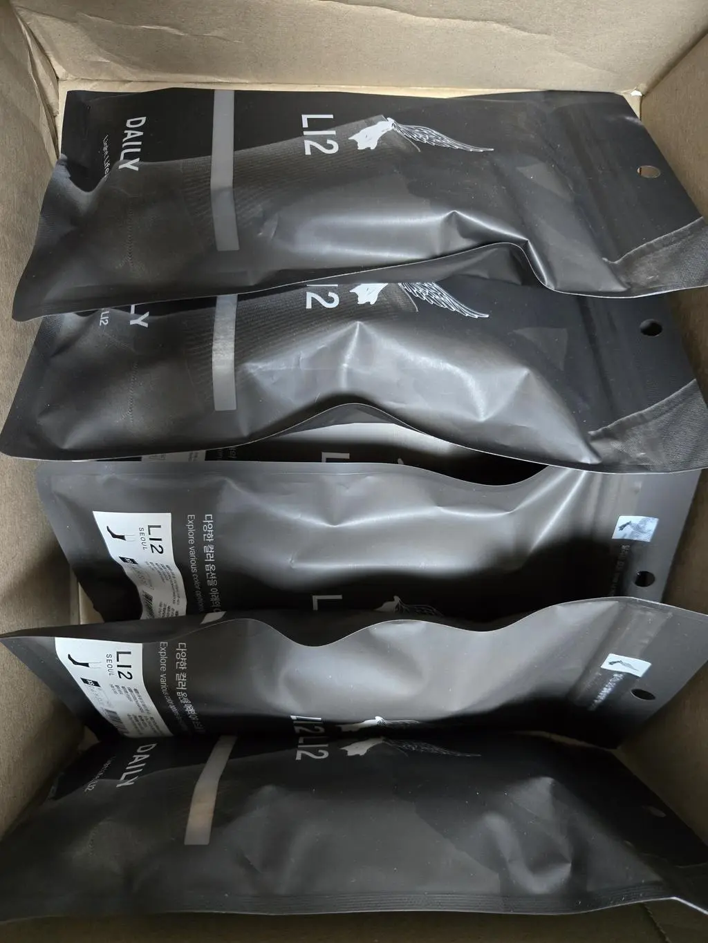 예전부터 보다 블프에 구매했습니다. 생상 예쁘고 편합니다. 두께감이 있지만 불편하지