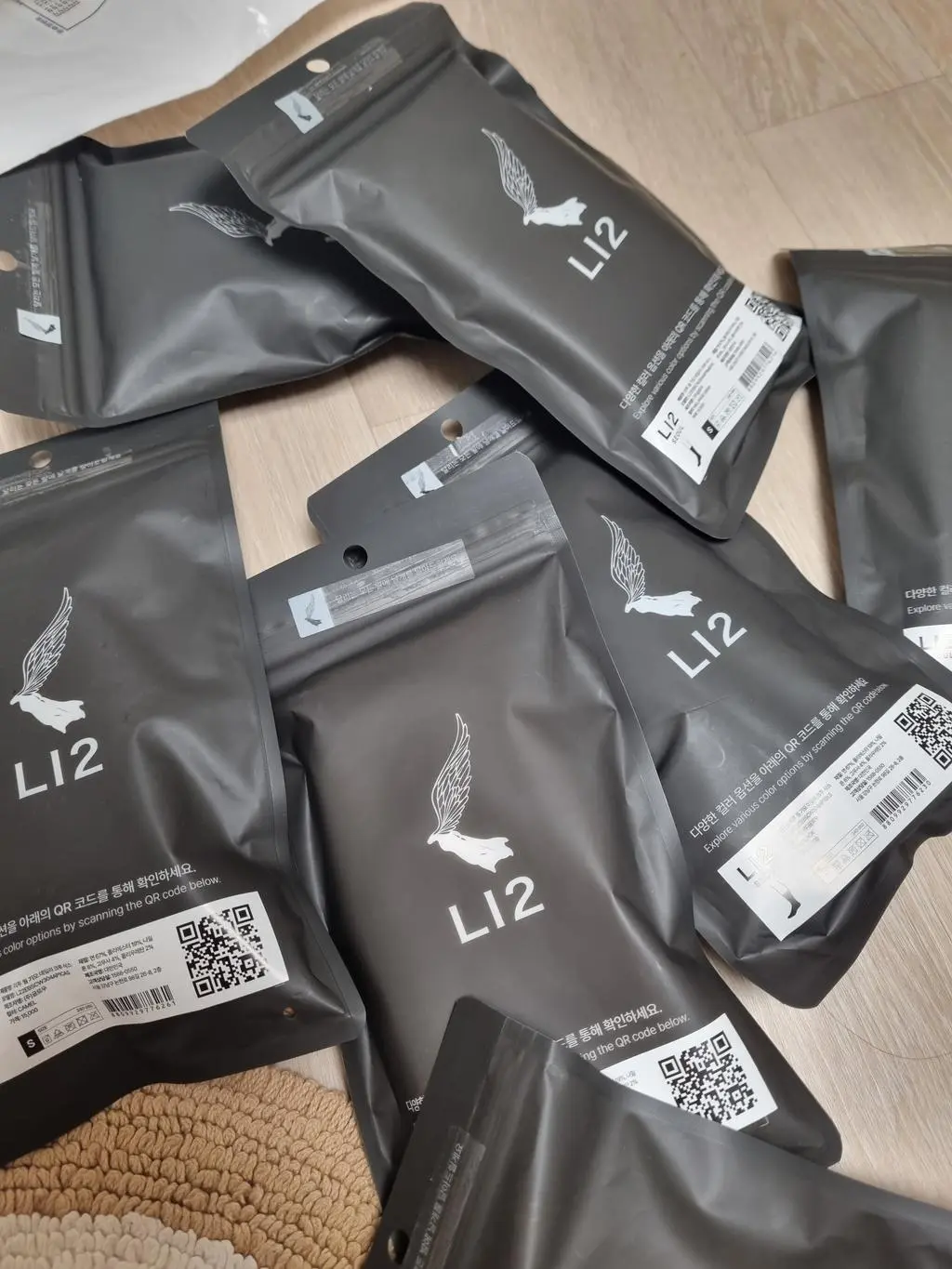 양발이 그렇지 했는데 브랜드값이거니 근데 도똠한게 한파에도 따뜻할것같아 만족합니다