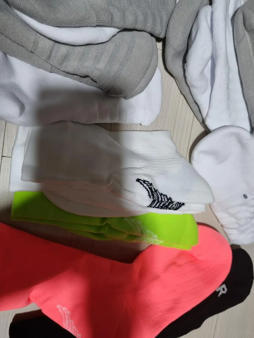 너무너무 안족해서 재구매했습니다  포장도 깔끔하고 양말 가득 기분좋은 날입니다