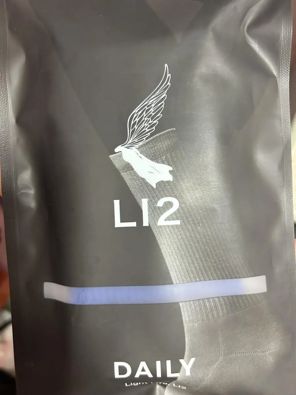 두께가 도톰하고 질 좋아요 양말 치고는 비싸서 많이 망설였는데 일단 딱 봤을때 질이 