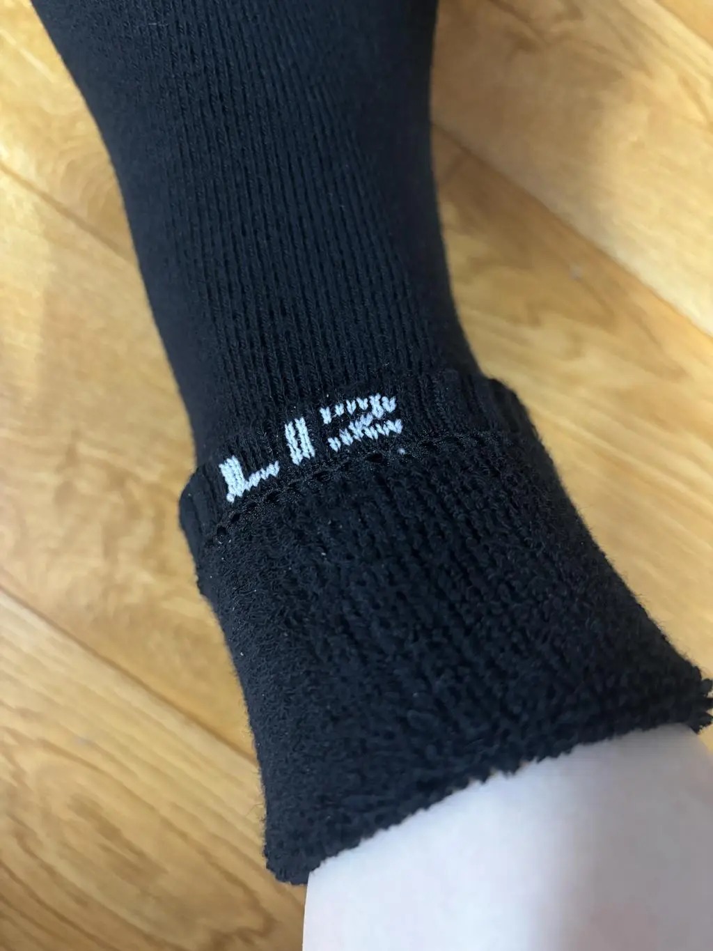 질이 진짜 좋아서 오래 신을 것 같아요 엄청 도톰하고 따뜻합니다 세탁기 한 번 돌렸는