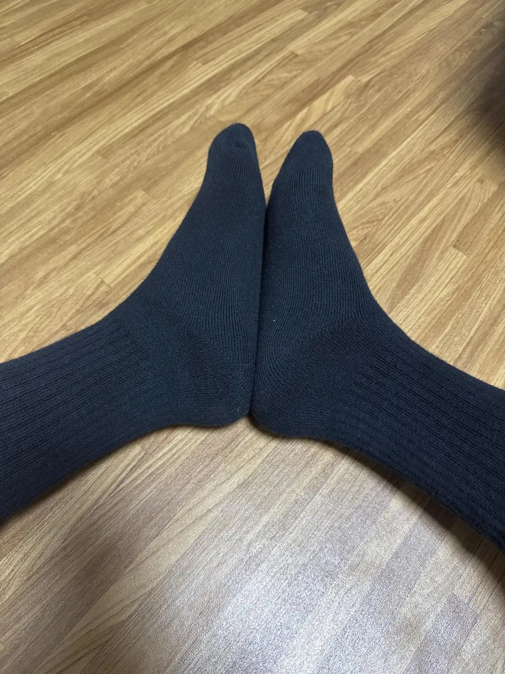 추위를 많이 타는 저에겐 꼭 필요한 양말이네요. 겉으로 보기엔 수면양말같지만 신었을