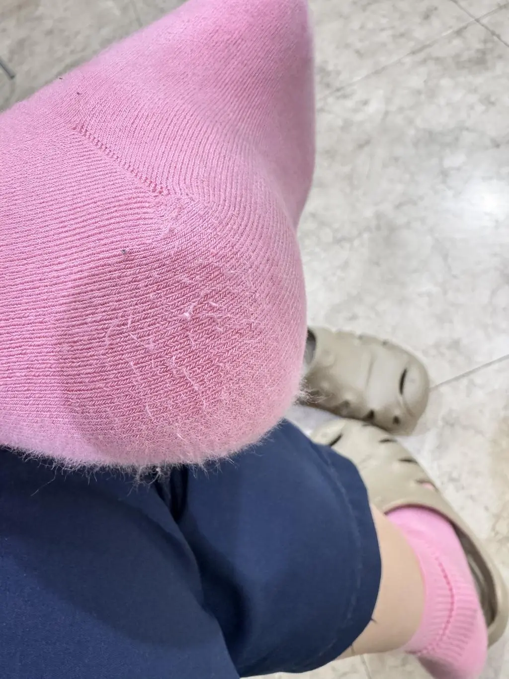 아침에 출근 하는 동안에  잠깐 신었는데도 신발 마다 차이가 있겠지만 뒤꿈치에    보